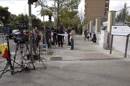 Periodistas congregados ayer por la mañana a la entrada del Hospital Carlos III de Madrid en donde se encuentra ingresada la auxiliar de enfermería contagiada por el virus del ébola, después de que fuera trasladada desde el Hospital de Alcorcón la pasada madrugada. EFE