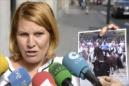La presidenta del Partido Animalista Contra el Maltrato Animal (PACMA), Silvia Barquero, muestra una foto del Toro de la Vega celebrado en Tordesillas (Valladolid). EFE/Archivo