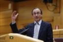 El ministro de Sanidad, Alfonso Alonso, responde a una pregunta durante la sesión de control al Gobierno, ayer en el pleno del Senado. EFE