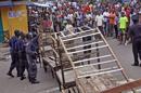 Fuerzas de seguridad de Liberia bloquean un área alrededor del centro de atención contra el ébola en el barrio West Point mientras el gobierno trata de restringir el desplazamiento de personas para evitar la propagación del virus del ébola en la ciudad de Monrovia, Liberia, el miércoles 20 de agosto de 2014. Ese día fueron desplegadas fuerzas de seguridad para aplicar una cuarentena alrededor de este barrio pobre en la capital. (Foto AP/Abbas Dulleh)