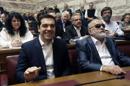 El primer ministro griego y líder del partido izquierdista Syriza, Alexis Tsipras (i), junto al ministro griego de Sanidad y Asuntos Sociales, Kurublis (d). EFE/Archivo
