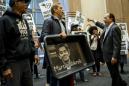 Manifestantes que portan imágenes de Martin Shkreli, nuevo símbolo de la codicia, protestan las políticas de fijación de precios de las empresas farmacéuticas el 1ro de octubre del 2015 en Nueva York. Muchas de esas empresas limitan la distribución de sus productos para asegurarse de que no son copiados por firmas de drogas genéricas, asegurándose así de que pueden cobrar lo que quieren por sus medicinas. (AP Photo/Craig Ruttle, File)