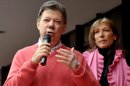 El presidente de Colombia, Juan Manuel Santos (i), junto a su esposa, María Clemencia Rodríguez, habla este sábado 6 de octubre de 2012, a su salida de la Clínica Fundación Santa Fe de Bogotá (FSFB), en Bogotá. EFE