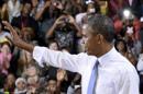 El presidente de EE.UU., Barack Obama, saluda tras pronunciar un discurso sobre la Affordable Care Act (Ley de Cuidado de Salud a Bajo Precio), conocida despectivamente por los conservadores como "Obamacare", en la Universidad Prince George de Largo, en el estado de Maryland (Estados Unidos), el 26 de septiembre de 2013. EFE