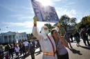 En esta foto del 17 de octubre del 2014, Jeff Hulbert, izquierda, protesta el manejo de los casos de ébola por el gobierno de Estados Unidos. en Washington. (AP Photo/Jacquelyn Martin)