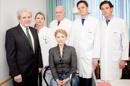 Imagen cedida que muestra a Yulia Timoshenko (centro) con de izda. a dcha. Karl Max Einhaeupl, y los doctores Anett Reißhauer, Nobert Haas, Matthias Endres y Peter Vajkoczy. EFE/EPA/CHARITE BERLIN