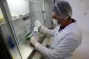 En un principio estaba previsto que a partir de hoy las autoridades de Puerto Rico limitaran todas las donaciones de sangre a material importado, para evitar así el riesgo de que una persona pueda contraer el virus a través de una transfusión de sangre local. EFE/archivo
