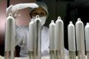 Una trabajadora comprueba la calidad de los condones en una fábrica de profilácticos. EFE/Archivo