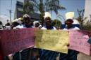 Mujeres liberianas sostienen carteles con mensajes de "Liberia libre del ébola" durante una celebración por la declaración de la Organización Mundial de la Salud (OMS) de país libre de ébola, en Monrovia (Liberia). EFE/archivo
