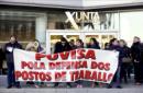 El comité de empresa de Povisa durante una concentración ante la delegación de la Xunta en Vigo, para exigir a la administración gallega que impida que el ERE planteado por el hospital. EFE/Archivo