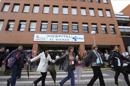Bajo el lema "Abraza tu hospital", más de dos mil personas se han sumado esta tarde a la protesta convocada por la Junta de Personal del Hospital del Bierzo (León) contra el cierre de 36 camas de medicina interna durante la época estival. EFE