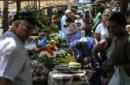 Consumidores compran alimentos en un mercado. EFE/Archivo