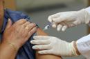 Una enfermera pone una vacuna contra la gripe en una ambulatorio de Madrid. EFE/Archivo