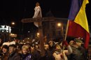 Manifestantes protestan en Bucarest (Rumanía), contra las reformas en el sistema de salud, que permite a los servicios privados de emergencia operar de un modo menos transparente en el país. EFEManifestantes se enfrentan a la policía durante una protesta en Bucarest (Rumanía). EFEUn opositor rumano envuelto en una bander de Rumanía participa en una manifestación convocada en apoyo del viceministro de Salud, Raed Arafat, en la plaza de la Universidad, en el centro de Bucarest, Rumanía. EFE