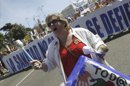 Imagen de una de las marchas convocadas por la "marea blanca". EFE/Archivo