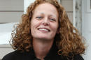 En esta imagen de archivo del 31 de octubre de 2014, Kaci Hickox sale de su casa para hablar con la prensa en Fort Kent, Maine. Hickox, que luchó contra una orden de cuarentena por ébola pese a haber dado negativo en el virus, anunció que seguirá luchando por defenser al personal sanitario durante la epidemia. (AP Foto/Robert F. Bukaty, Archivo)