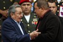El presidente de Venezuela, Hugo Chávez (d), y su homólogo cubano Raúl Castro (i). EFE/Archivo