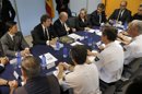 El ministro del Interior Jorge Fernández Díaz,c, acompañado por la ministra de Fomento, Ana Pastor,4ªiz., y el presidente de la Xunta de Galicia, Alberto Núñez Feijóo,2iz, entre otros, durante la reunion con mandos policiales en la Comisaria de Santiago de Compostela. Fernández Díaz visitó hoy el lugar donde el pasado miércoles descarriló el tren Alvia Madrid-Ferrol. EFE