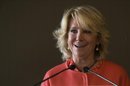 La presidenta del PP de Madrid, Esperanza Aguirre, ha opinado en el Círculo Ecuestre de Barcelona que España "necesita ser catalanizada" y revisar a fondo el Estado de las Autonomías, al tiempo que ha asegurado que "no le escandaliza" que Cataluña quiera la secesión.EFE/Archivo