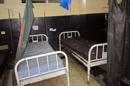 En esta imagen del martes 17 de junio de 2014 se ven camas vacías en el hospital Redención de Monrovia, Liberia, después que enfermeras y pacientes huyeron del nosocomio debido a muertes por ébola. Siete personas que se presume estaban infectadas por el virus del ébola han muerto en los últimos días, las primeras muertes en la capital de Liberia desde que surgió el brote. (Foto AP/Jonathan Paye-Layleh)