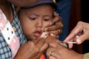 Un niño es inyectado con la vacuna contra el sarampión. EFE/Archivo