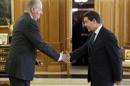 El Rey Juan Carlos saluda al alcalde de Toledo, Emiliano García-Page Sánchez, durante la audiencia celebrada el miércoles 20 de noviembre en el Palacio de La Zarzuela a los alcaldes del Grupo de Ciudades Patrimonio de la Humanidad con motivo del vigésimo aniversario de su constitución. El Rey será operado hoy para implantarle una prótesis definitiva en la cadera. EFEEl experto en Cirugía Reconstructiva de cadera de la estadounidense Clínica Mayo, Miguel Cabanela, intervendrá de nuevo al rey Juan Carlos para implantarle una prótesis definitiva en la cadera izquierda. Cabanela fue quien intervino al monarca el pasado 24 de septiembre para retirarle de la cadera su prótesis infectada. EFE