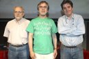 (De izda a dcha) Mariano Sánchez Baiyo, Miguel Ángel Sánchez del Valle y Luis García Montero, representantes de la plataforma ciudadana por la educación y sanidad pública, durante la presentación esta mañana en el Ateneo de Madrid del manifiesto del mundo de la cultura en defensa de la educación y sanidad pública. EFE