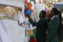 El presidente de Sudáfrica dice que Mandela está mejorando