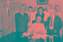 En esta foto del 14 de agosto de 1935, el presidente Franklin Roosevelt promulga la Ley del Seguro Social, en Washington. Registros del Seguro Social muestran que 6,6 millones de personas en EEUU tienen 112 años, sin embargo, en la realidad pocos de ellos quedan vivos. Lo que sucede es que el Seguro Social no tiene el registro de fallecimiento de millones de personas que nacieron en fechas que datan desde 1896, se informó el 14 de marzo de 2015. (Foto AP, Archivo)