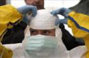Fotografía tomada el pasado 4 de noviembre en la que se registró a un trabajador sanitario de la Federación Internacional de la Cruz Roja (FICR) y de la ONG Médicos sin Fronteras, previo a un viaje a los países de África afectados por el ébola, en la sede de la FICR en Ginebra (Suiza). EFE/Archivo