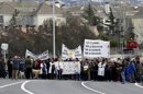 Cientos de personas procedentes de los pueblos de la sierra noroeste de Madrid durante una marcha contra el plan sanitario de la Comunidad hacia el Hospital de Collado Villalba. EFE/Archivo