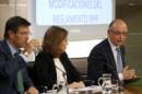La vicepresidenta del Gobierno, Soraya Sáenz de Santamaría, y los ministros de Justicia, Rafael Catalá (i) y de Hacienda, Cristóbal Montoro, durante la rueda de prensa posterior al Consejo de Ministros, hoy en La Moncloa. EFE