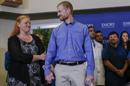 El médico Kent Brantly (c) y su mujer Amber (i) antes de la rueda de prensa ofrecida en el Hospital Universitario de Emory de Atlanta (Georgia). EFE/Archivo