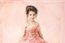 Fotografía facilitada por la Fundación Irene Megías de la niña de seis años Bernadette Giribald, que forma parte de una serie de retratos de la fotógrafa Anne Geddes para la campaña de este año con motivo del Día Mundial de la Meningitis, una enfermedad que deja secuelas graves para toda la vida en uno de cada cinco supervivientes. EFE