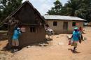 Trabajadores de campo de la Unicef conversan con pobladores en la prevención del virus del ébola. EFE/Archivo