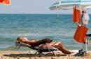 Una mujer toma el sol en la playa. EFE/Archivo