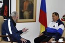 El presidente Chávez dice que mejora y se hace fotos con Castro