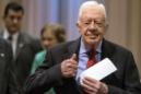 El expresidente de Estados Unidos Jimmy Carter llega a una conferencia de prensa acompañado de su esposa Rosalynn en Atlanta el jueves 20 de agosto de 2015. (Foto AP/Ron Harris)