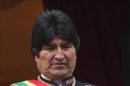 En la imagen, el presidente boliviano Evo Morales, mientras aplaude desde un balcón en el Casa de Gobierno en La Paz (Bolivia). EFE/Archivo