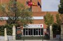 Vista general de la entrada del Hospital Carlos III de Madrid, donde continúan ingresados el sacerdote Miguel Pajares, primer español infectado por el virus del Ébola, y la monja Juliana Bonoha Bohé, que se encuentran "estables" y su salud "no ha empeorado". EFE