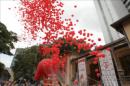 Miembros de la Secretaría de Salud del Estado de Sao Paulo sueltan globos, en el marco de la campaña de la Secretaría de Salud del Estado de Sao Paulo por la conmemoración del Día Mundial de la Lucha Contra el Sida realizado en el Instituto de Infectología Emilio Ribas de Sao Paulo (Brasil). EFE