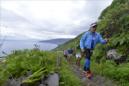 Varios de los participantes a su paso por el Camino de la Dehesa en el ascenso a la cumbre durante la Maratón de Montaña Isla del Meridiano, en El Hierro. EFE/Archivo