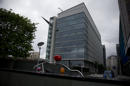 Vista exterior del edificio del númer 2 en la calle Kingdom donde se encuentra la sede de la compañía AstraZeneca en Londres, el viernes 2 de mayo de 2014. La junta directiva de la empresa rechazó una oferta de compra por parte de Pfizer. (Foto de AP/Matt Dunham)