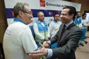 El consejero de Sanidad, Javier Fernández-Lasquetty (d), saluda a uno de los miembros del equipo del Summa que viajó a Filipinas para atender a los afectados por el tifón Yolanda, a los cuales ha recibido esta mañana en un acto en Madrid. EFE