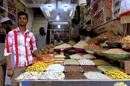 Algunas de las especias más utilizadas en la comida india, tan temidas por muchos turistas por su sabor picante, contienen propiedades que ayudan a prevenir enfermedades como el cáncer. En la imagen, una tienda de especias en el mercado de Khari Baoli en el casco viejo de Nueva Delhi. EFE