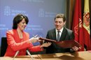 La presidenta del Gobierno de Navarra y de UPN, Yolanda Barcina, y el vicepresidente primero y secretario general del PSN, Roberto Jiménez. EFE/Archivo