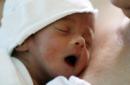 Una mujer sostiene en sus brazos a su recién nacido durante el primer contacto piel con piel, una campaña de la Organización Mundial de la Salud (OMS), tras dar a luz en la Maternidad Fabella en Manila (Filipinas). EFE/Archivo