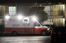 Una ambulancia de la Cruz Roja entrega sábanas y otros utensilios hospitalarios en el apartamento donde se encontraba Thomas Eric Duncan, un paciente de ébola, en Dallas, Texas (EE.UU.). EFE/Archivo