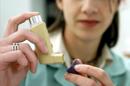 Una empleada de los laboratorios Pharma Brand enseña un inhalador insulínico. EFE/Archivo