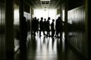 En esta fotografía de archivo del 29 de agosto de 2013, estudiantes caminan por los pasillos en un evento de puertas abiertas en una secundaria en Filadelfia. Los adolescentes en Estados Unidos tienen mucho menos relaciones sexuales, consumen con menos frecuencia alcohol y drogas, y no fuman tanto, según una encuesta gubernamental de comportamientos juveniles riesgosos publicada el jueves 9 de julio de 2016. (AP Foto/Matt Slocum)